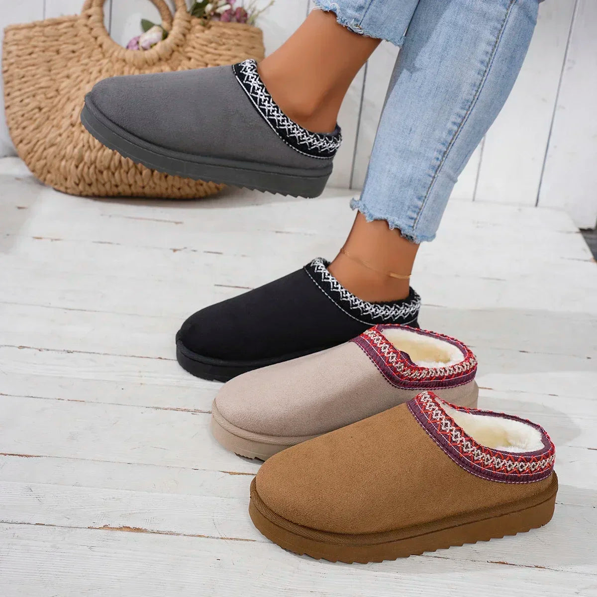 2025 Stivali da neve delle nuove donne Casual Slip-on di lana Casa calda di lusso Elegante inverno Cashmere Stivali caldi Scarpe basse di moda Taglie forti