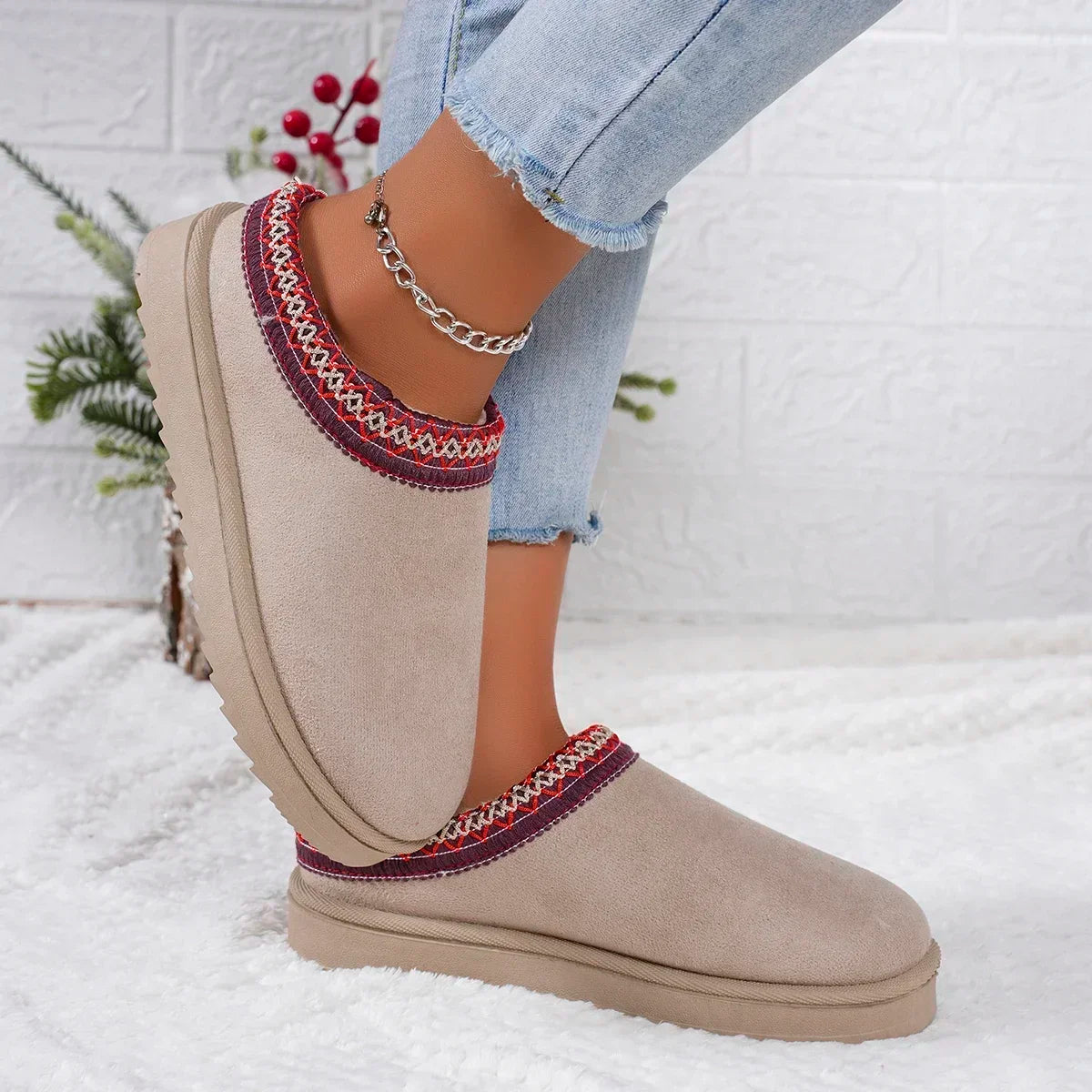 2025 Stivali da neve delle nuove donne Casual Slip-on di lana Casa calda di lusso Elegante inverno Cashmere Stivali caldi Scarpe basse di moda Taglie forti