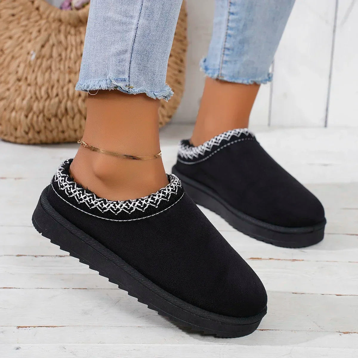 2025 Stivali da neve delle nuove donne Casual Slip-on di lana Casa calda di lusso Elegante inverno Cashmere Stivali caldi Scarpe basse di moda Taglie forti