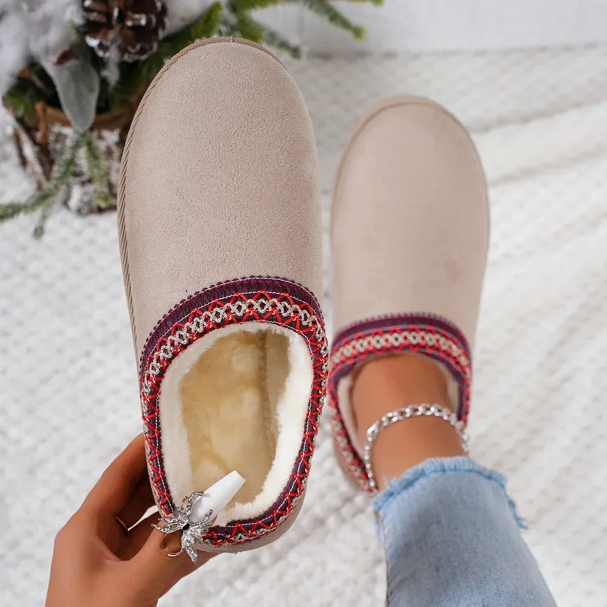2025 Stivali da neve delle nuove donne Casual Slip-on di lana Casa calda di lusso Elegante inverno Cashmere Stivali caldi Scarpe basse di moda Taglie forti