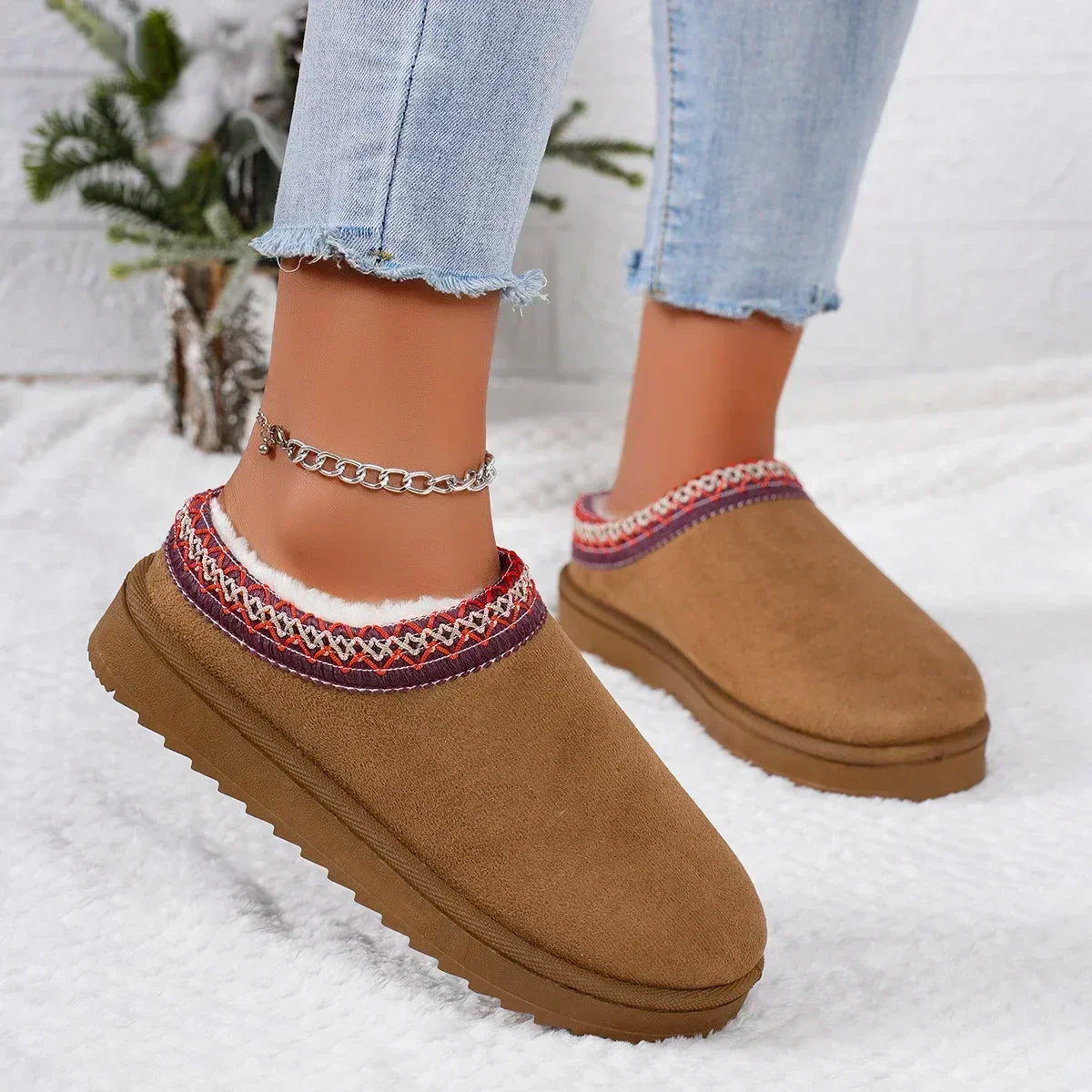 2025 Stivali da neve delle nuove donne Casual Slip-on di lana Casa calda di lusso Elegante inverno Cashmere Stivali caldi Scarpe basse di moda Taglie forti