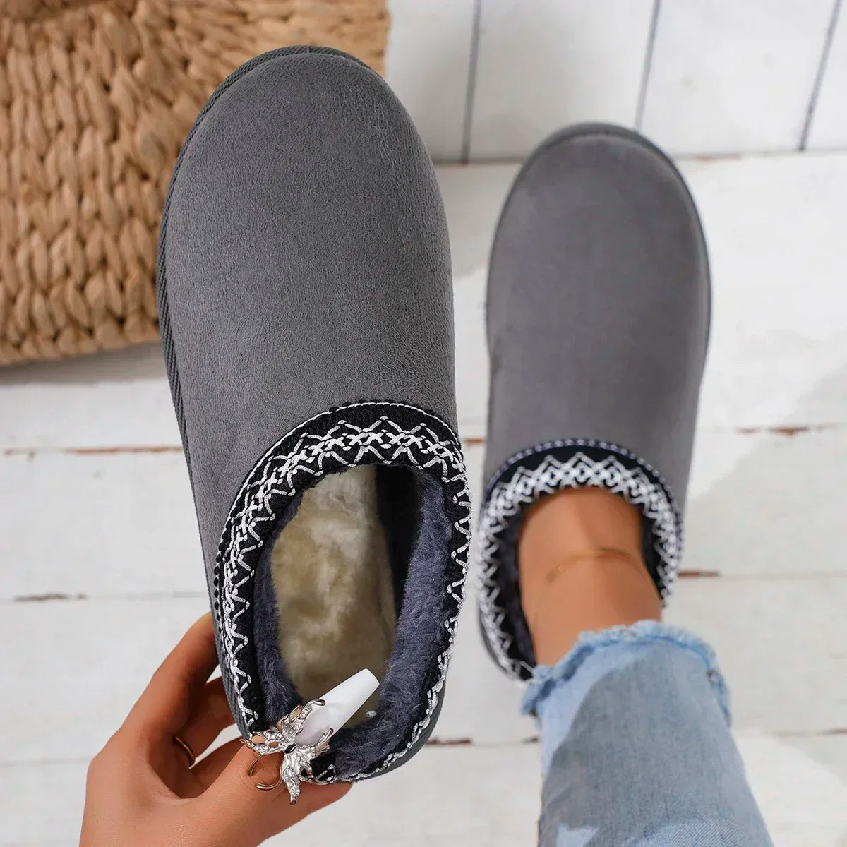 2025 Stivali da neve delle nuove donne Casual Slip-on di lana Casa calda di lusso Elegante inverno Cashmere Stivali caldi Scarpe basse di moda Taglie forti