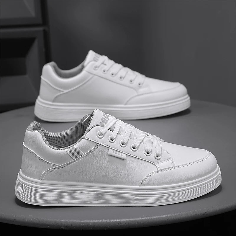 Scarpe da ginnastica bianche piatte da uomo alla moda Scarpe casual morbide da uomo Street Style Board Scarpe da ginnastica bianche basse da uomo in pelle di nuova tendenza della moda