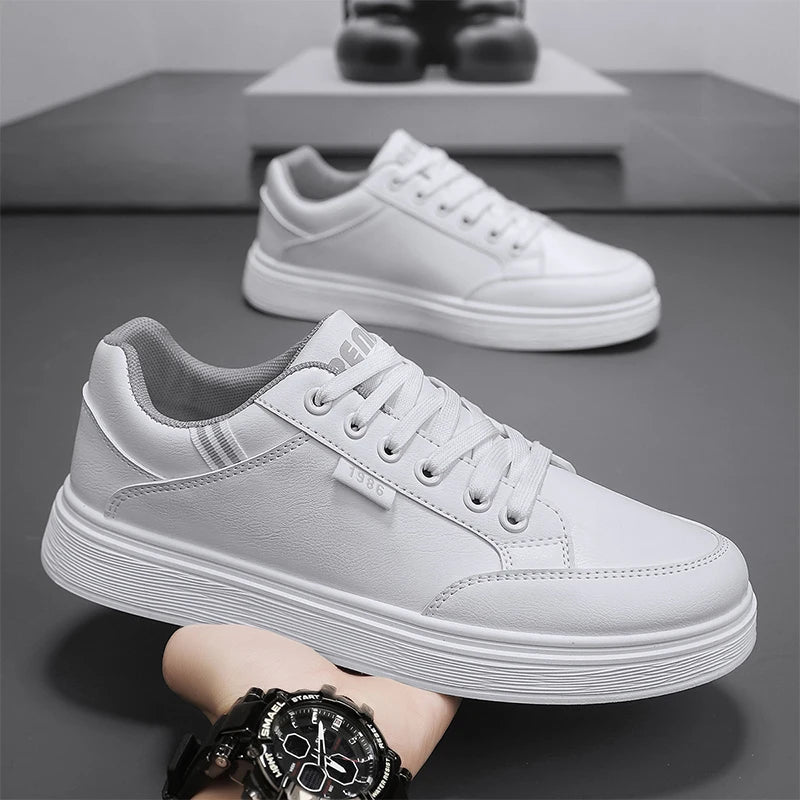 Scarpe da ginnastica bianche piatte da uomo alla moda Scarpe casual morbide da uomo Street Style Board Scarpe da ginnastica bianche basse da uomo in pelle di nuova tendenza della moda