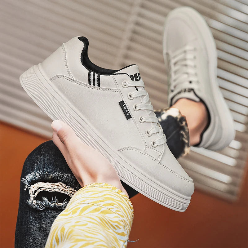 Scarpe da ginnastica bianche piatte da uomo alla moda Scarpe casual morbide da uomo Street Style Board Scarpe da ginnastica bianche basse da uomo in pelle di nuova tendenza della moda