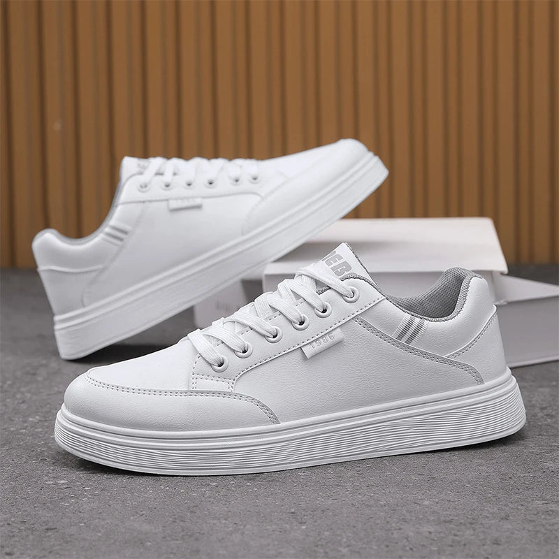 Scarpe da ginnastica bianche piatte da uomo alla moda Scarpe casual morbide da uomo Street Style Board Scarpe da ginnastica bianche basse da uomo in pelle di nuova tendenza della moda