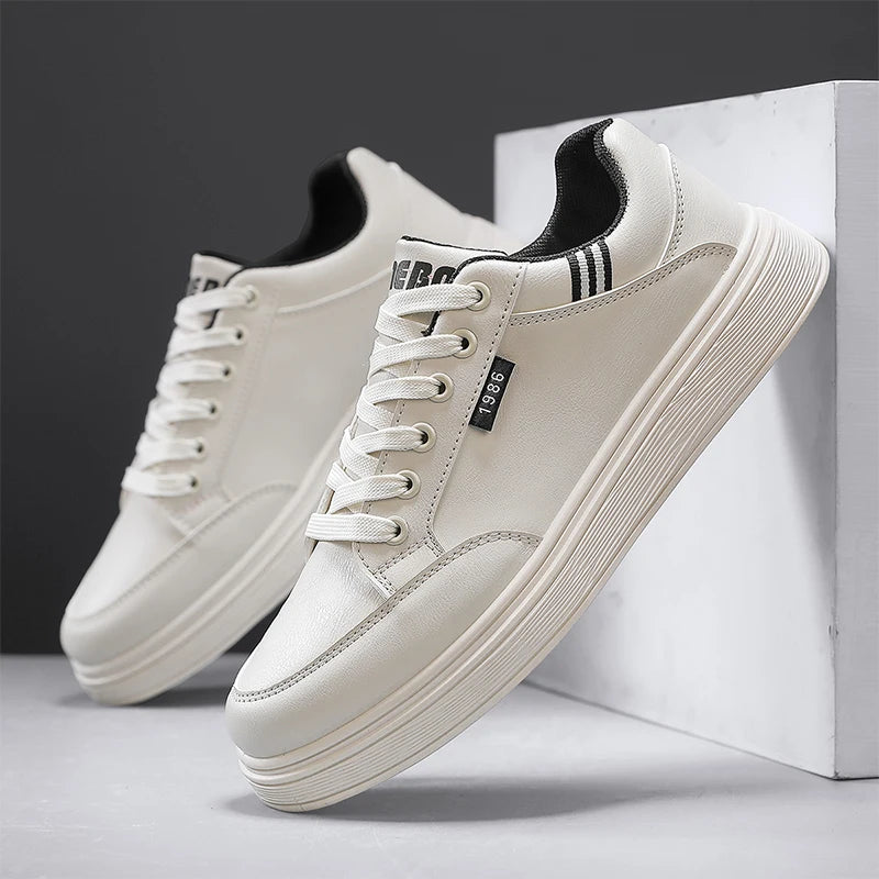 Scarpe da ginnastica bianche piatte da uomo alla moda Scarpe casual morbide da uomo Street Style Board Scarpe da ginnastica bianche basse da uomo in pelle di nuova tendenza della moda