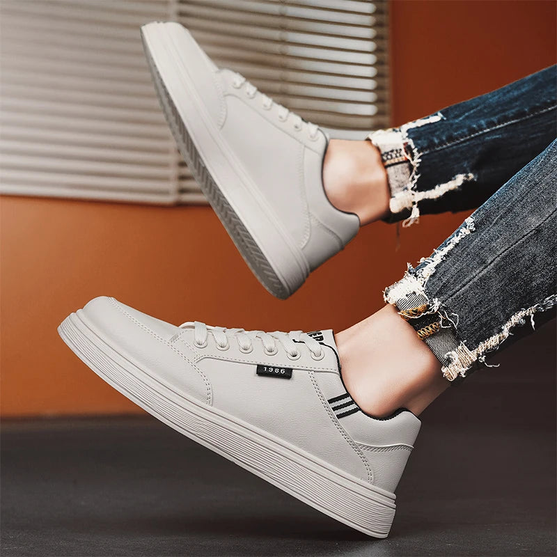 Scarpe da ginnastica bianche piatte da uomo alla moda Scarpe casual morbide da uomo Street Style Board Scarpe da ginnastica bianche basse da uomo in pelle di nuova tendenza della moda
