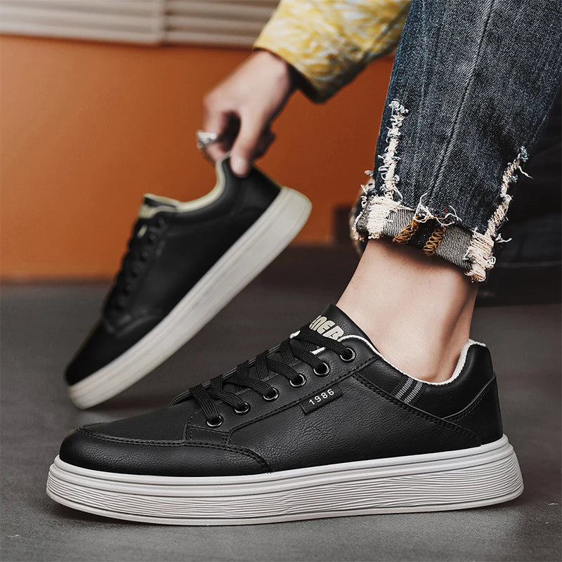 Scarpe da ginnastica bianche piatte da uomo alla moda Scarpe casual morbide da uomo Street Style Board Scarpe da ginnastica bianche basse da uomo in pelle di nuova tendenza della moda