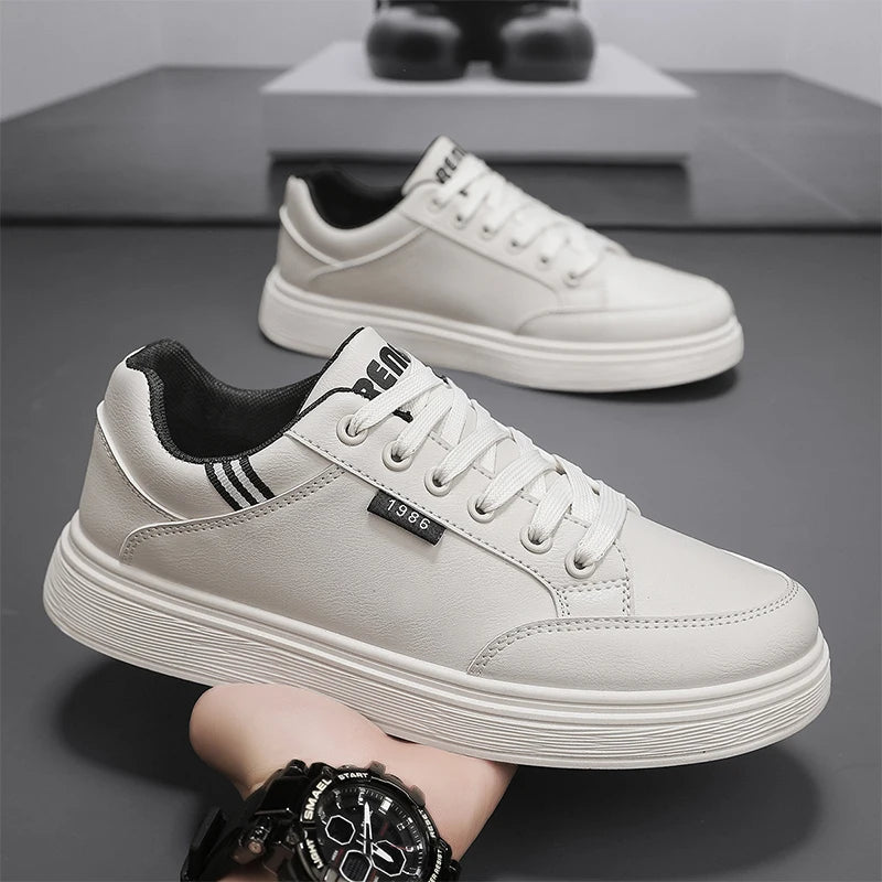 Scarpe da ginnastica bianche piatte da uomo alla moda Scarpe casual morbide da uomo Street Style Board Scarpe da ginnastica bianche basse da uomo in pelle di nuova tendenza della moda