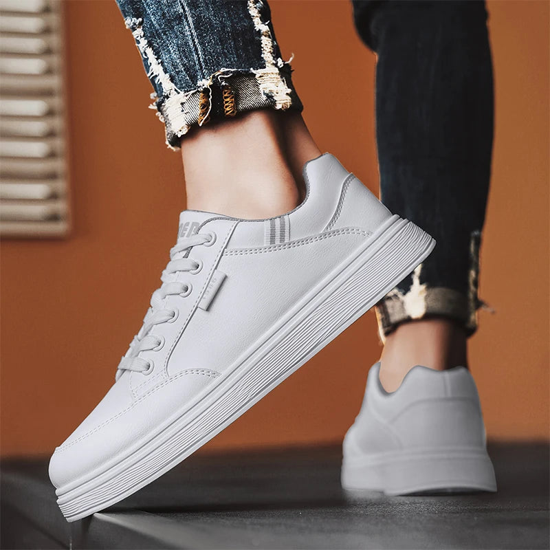Scarpe da ginnastica bianche piatte da uomo alla moda Scarpe casual morbide da uomo Street Style Board Scarpe da ginnastica bianche basse da uomo in pelle di nuova tendenza della moda