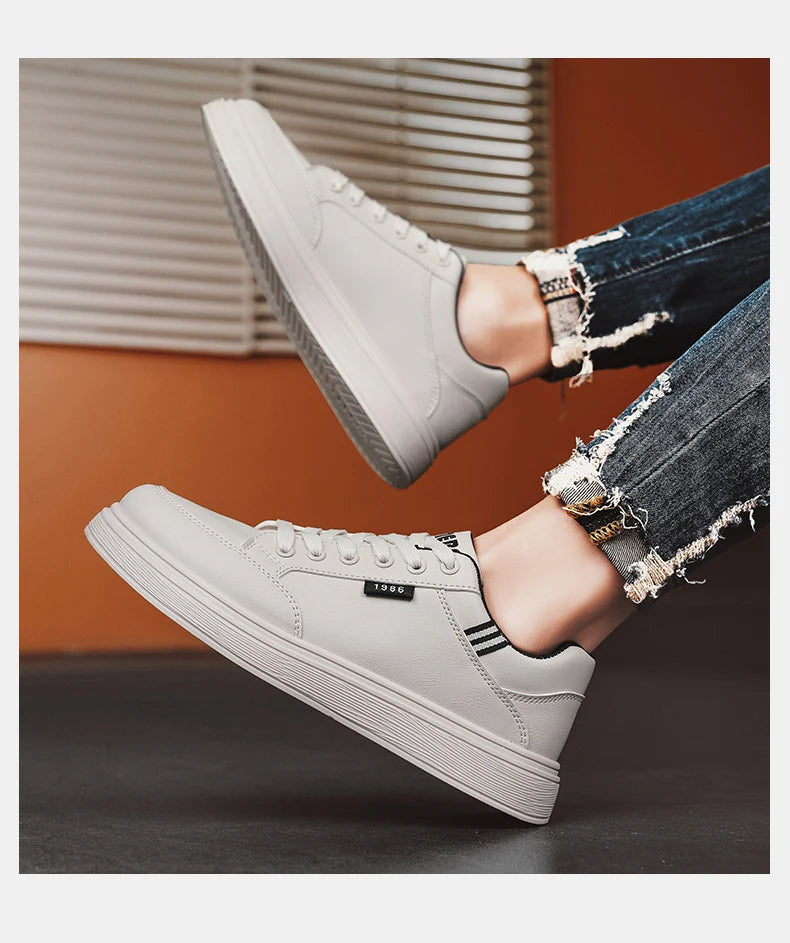 Scarpe da ginnastica bianche piatte da uomo alla moda Scarpe casual morbide da uomo Street Style Board Scarpe da ginnastica bianche basse da uomo in pelle di nuova tendenza della moda
