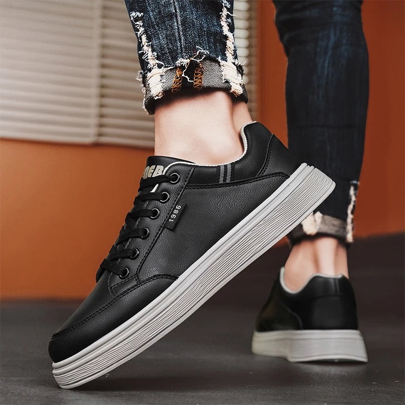 Scarpe da ginnastica bianche piatte da uomo alla moda Scarpe casual morbide da uomo Street Style Board Scarpe da ginnastica bianche basse da uomo in pelle di nuova tendenza della moda