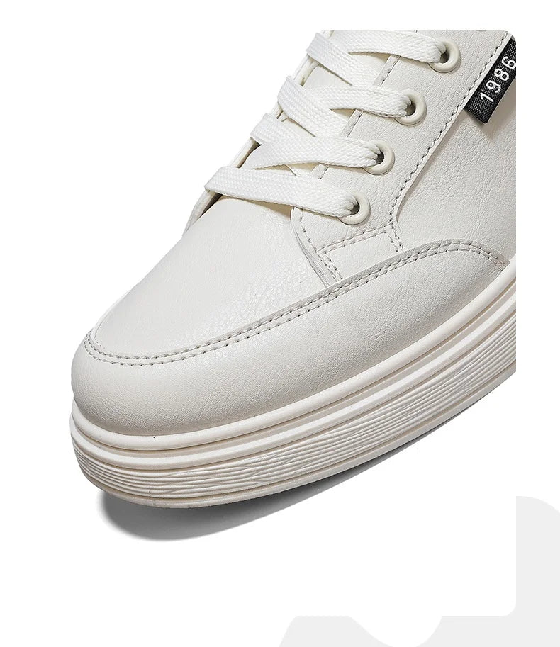 Scarpe da ginnastica bianche piatte da uomo alla moda Scarpe casual morbide da uomo Street Style Board Scarpe da ginnastica bianche basse da uomo in pelle di nuova tendenza della moda