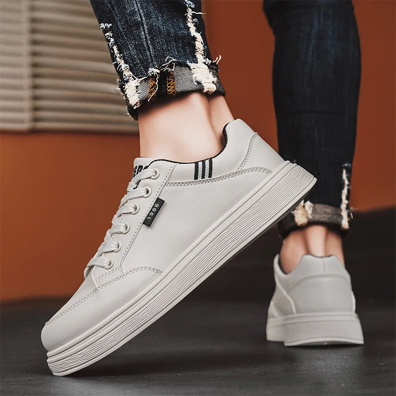 Scarpe da ginnastica bianche piatte da uomo alla moda Scarpe casual morbide da uomo Street Style Board Scarpe da ginnastica bianche basse da uomo in pelle di nuova tendenza della moda