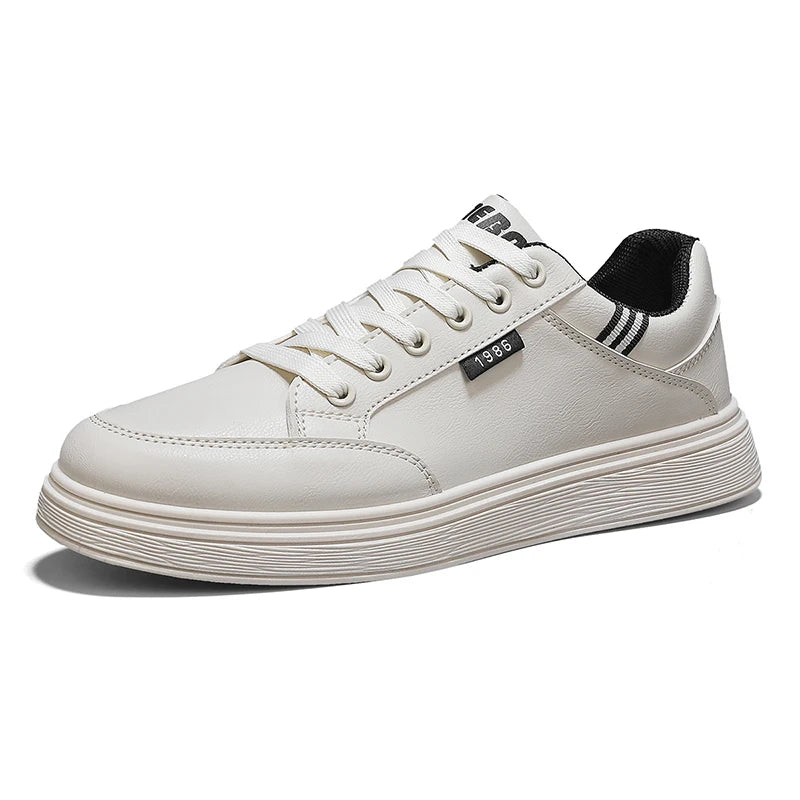 Scarpe da ginnastica bianche piatte da uomo alla moda Scarpe casual morbide da uomo Street Style Board Scarpe da ginnastica bianche basse da uomo in pelle di nuova tendenza della moda