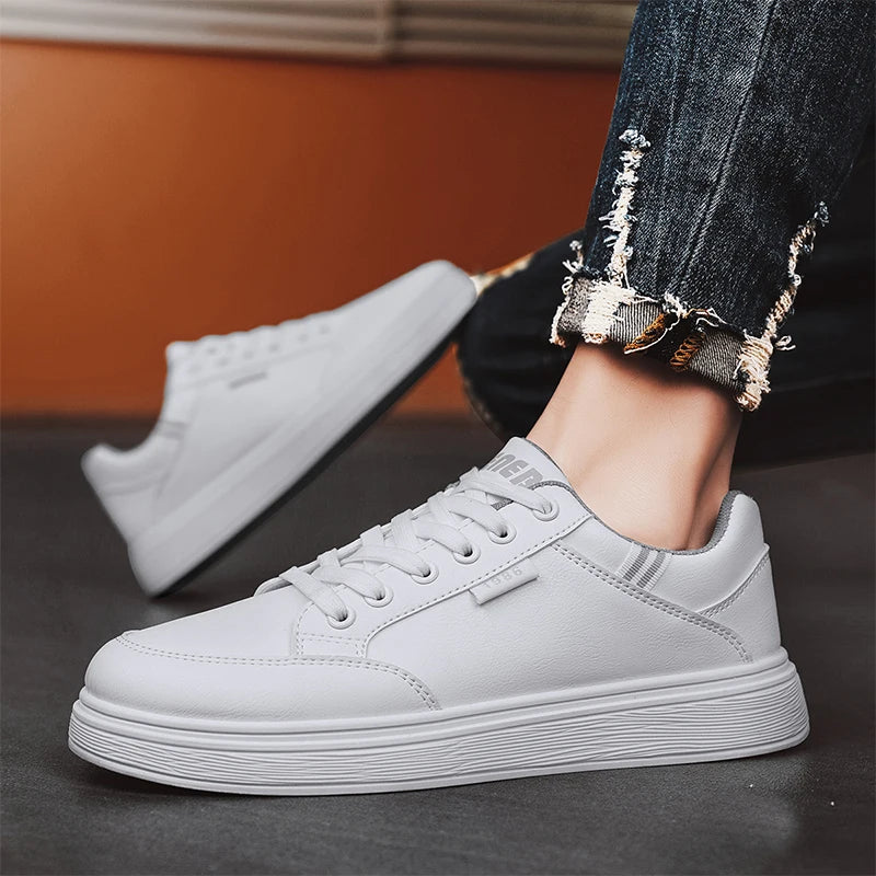 Scarpe da ginnastica bianche piatte da uomo alla moda Scarpe casual morbide da uomo Street Style Board Scarpe da ginnastica bianche basse da uomo in pelle di nuova tendenza della moda