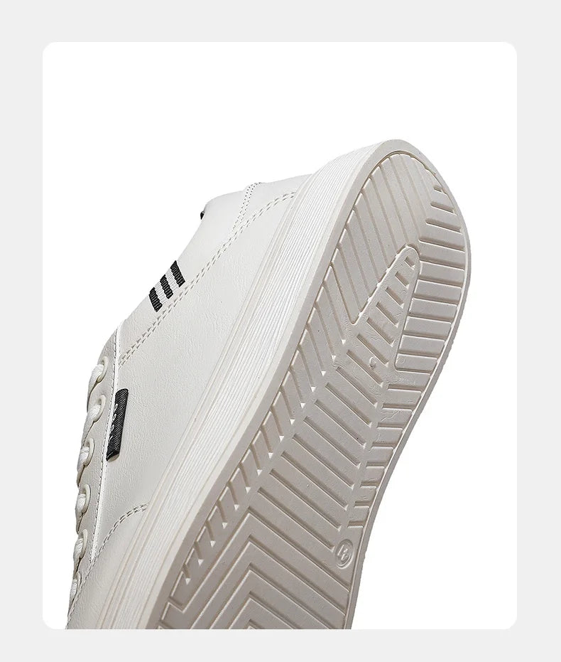 Scarpe da ginnastica bianche piatte da uomo alla moda Scarpe casual morbide da uomo Street Style Board Scarpe da ginnastica bianche basse da uomo in pelle di nuova tendenza della moda