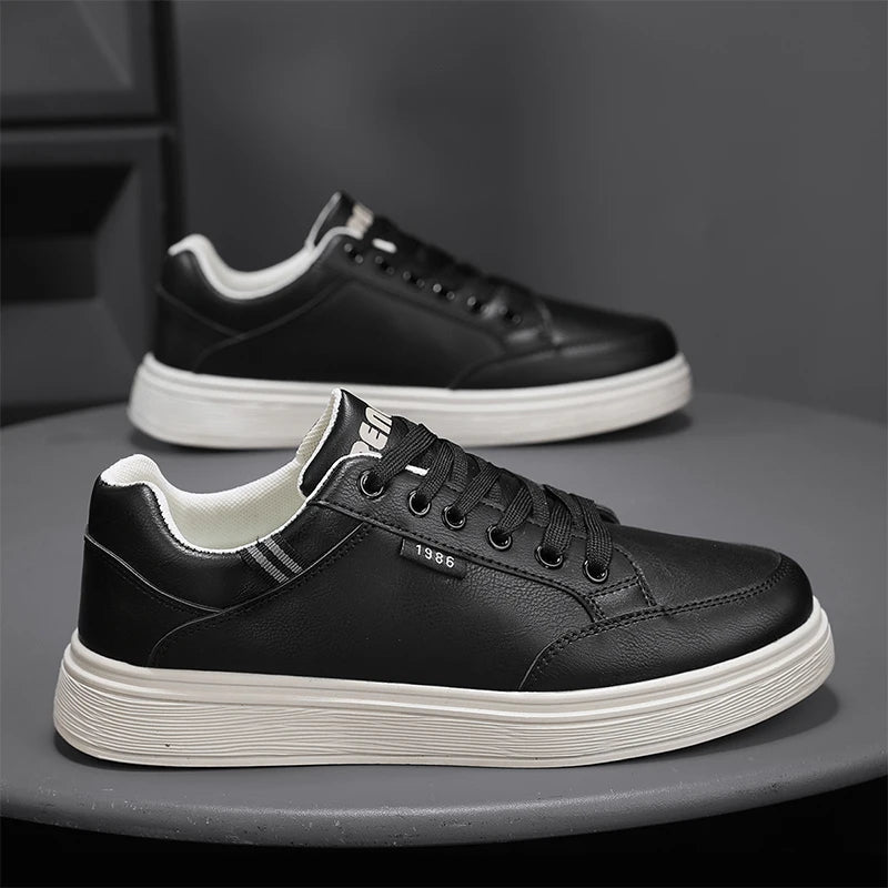 Scarpe da ginnastica bianche piatte da uomo alla moda Scarpe casual morbide da uomo Street Style Board Scarpe da ginnastica bianche basse da uomo in pelle di nuova tendenza della moda